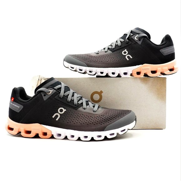 On Running Shoes - New in Box Women's On Running Cloudflow Shoes in Pink/Black Size 7